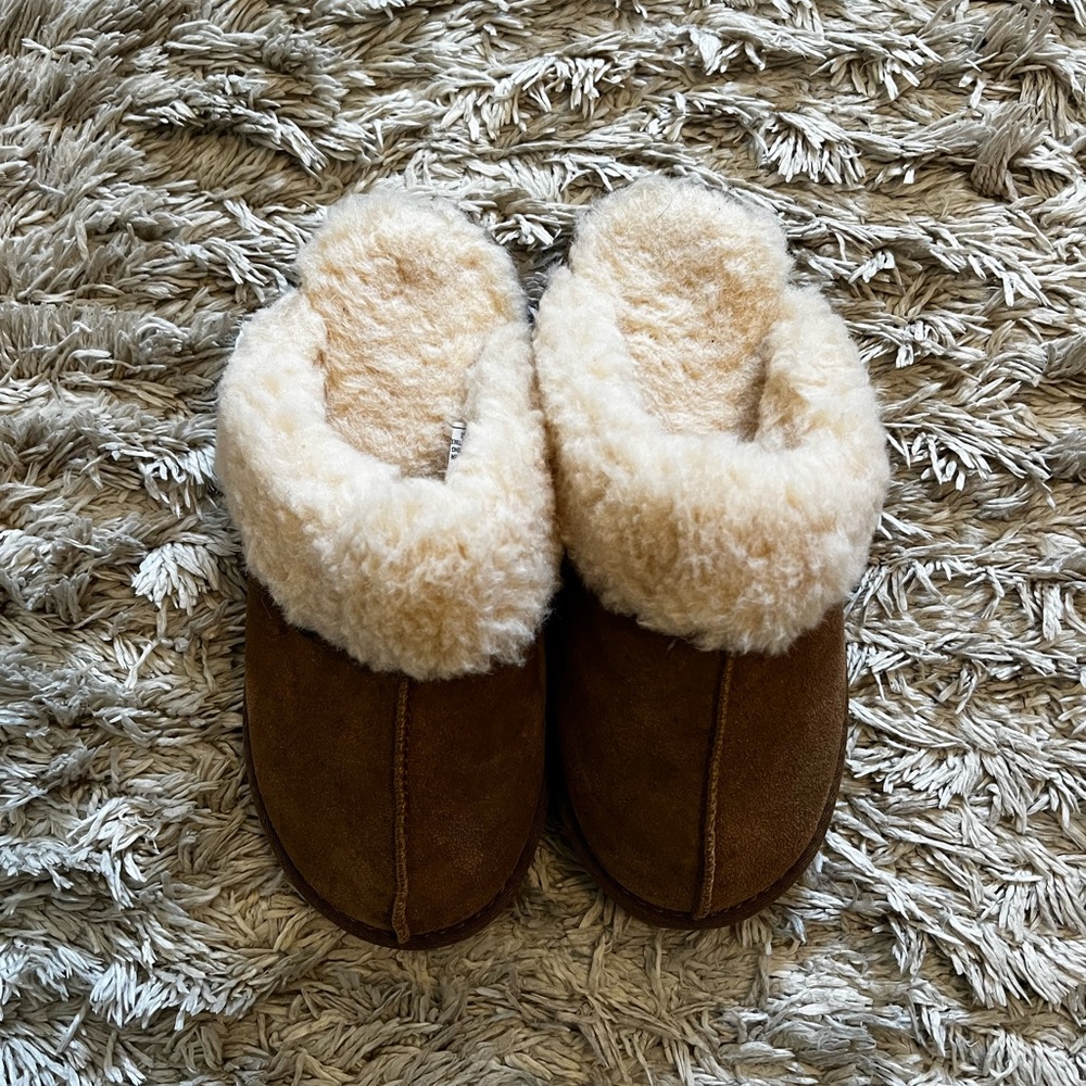 Brand new bearpaw slippers size 8-8.5